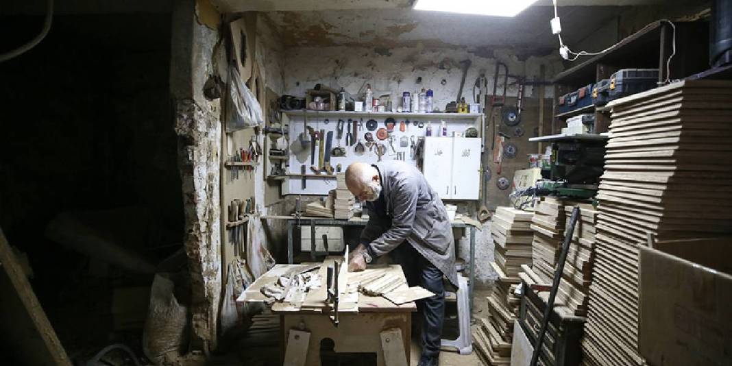 Ömrünün 53 yılını adadı! Gürgen ve meşe ağaçlarını özel siparişle işliyor: 33 yıldır aynı dükkanda alın teri döküyor 1